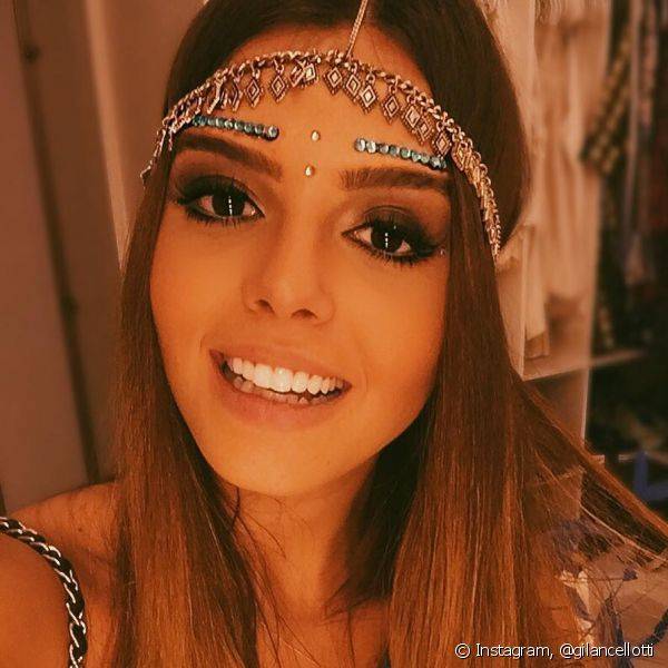 Giovanna Lancelotti apostou na combinação de lápis preto e sombra escura com batom nude para ir a um camarote de carnaval no Rio de Janeiro (Foto: Instagram @gilancellotti)